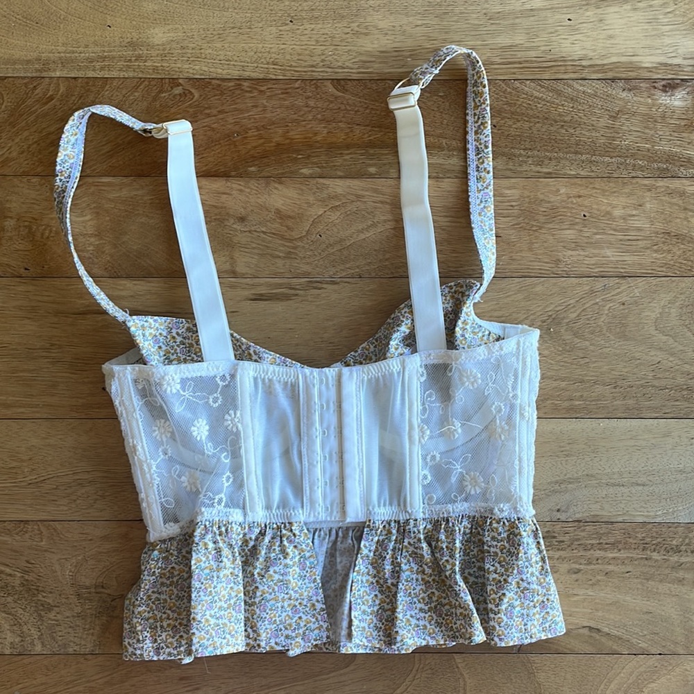 Dainty flower and lace coreset top - Picture 2 of 6